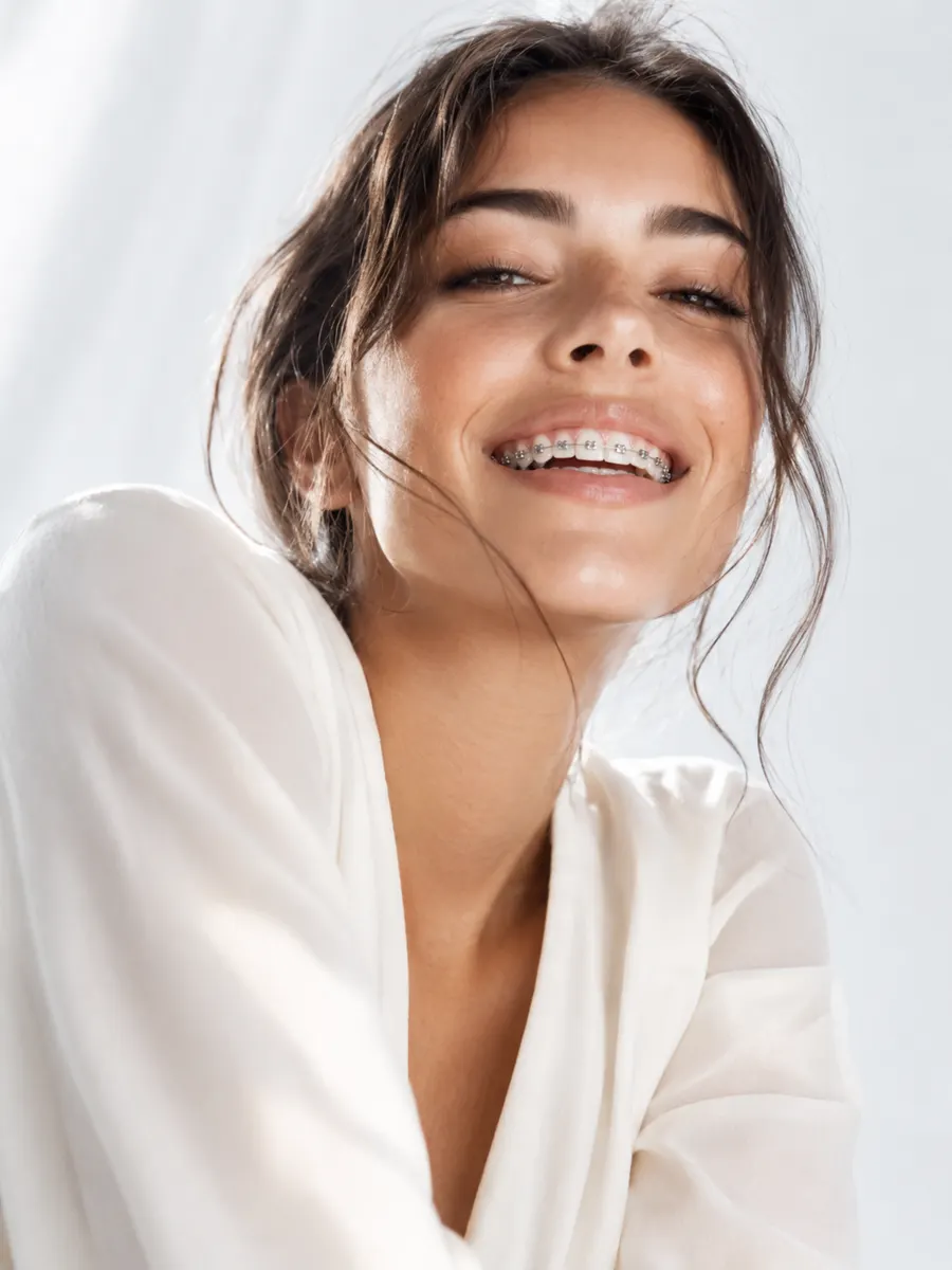 Paciente sorrindo com aparelho ortodôntico